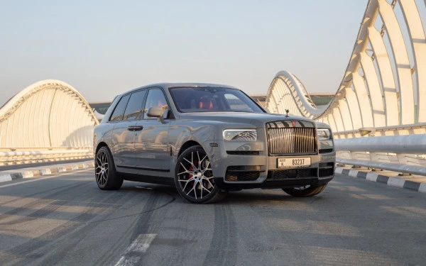 Grey Rolls Royce Cullinan, 2022